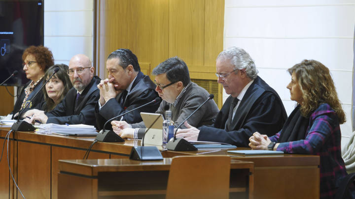 El juicio contra doce exaltos cargos de la Junta de Castilla y León y empresarios por la compra del edificio Soluciones Empresariales por parte del Ejecutivo autonómico, un inmueble conocido como la Perla Negra, y la adquisición de los terrenos del fallido parque industrial de Portillos (Valladolid), se abre con las cuestiones previas, en las que los encausados se enfrentan a la petición de penas de la Fiscalía que oscilan entre once y cuatro años de cárcel.