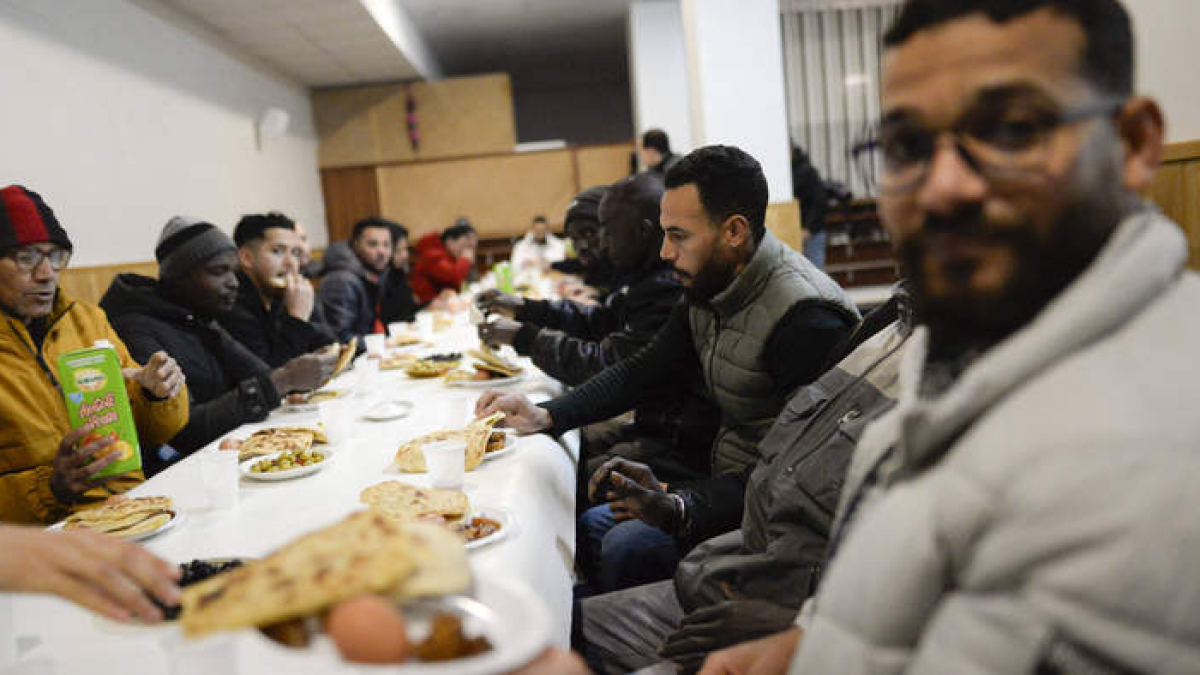 Desayuno a las ocho de la tarde en la mezquita de León tras terminar el primer día del Ramadán.  MARÍA FUENTES