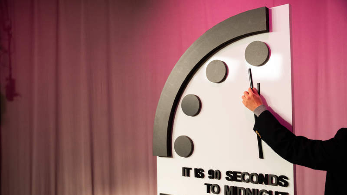 Imagen de archivo de reporteros gráficos captando el «reloj del juicio final». web oficial del Doomsday Clock