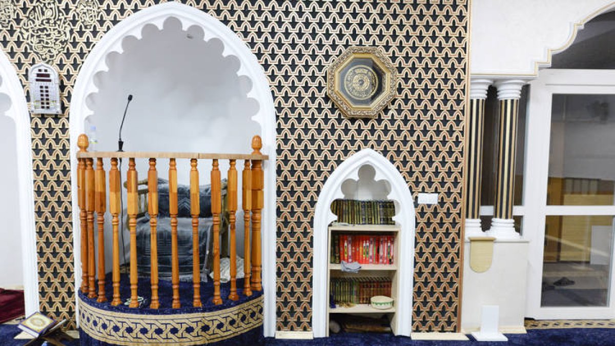 Desayuno a las ocho de la tarde en la mezquita de León tras terminar el primer día del Ramadán.