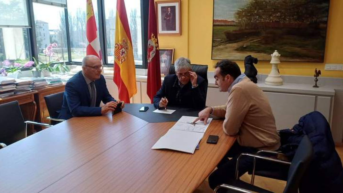 Reunión de Diego con el alcalde de Fresno de la Vega, Alfonso Melón. DL
