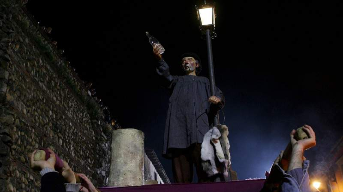 La procesión no terminará en Carreras, sino intramuros, y la subida del hermano colgador se retransmitirá.  JESÚS F. SALVADORES