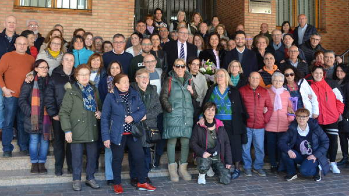 Foto de familia de los más sesenta vecinos que asistieron este martes a rendir homenaje a Fernando Rodríguez, médico durante más de treinta años en Santa María. MEDINA