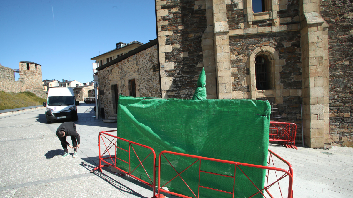 La estatua del nazareno único de la Semana Santa de Ponferrada ya se ha colocado en su lugar.