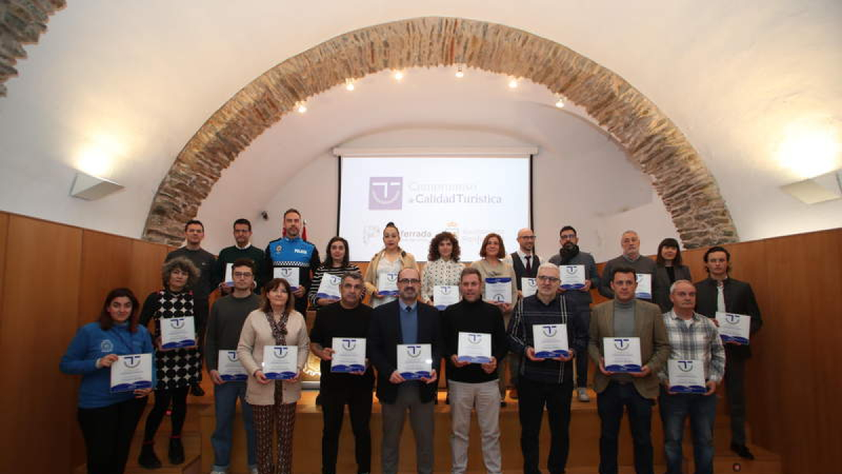 El alcalde y el edil de Turismo, con los representantes de los negocios reconocidos. L DE LA MATA