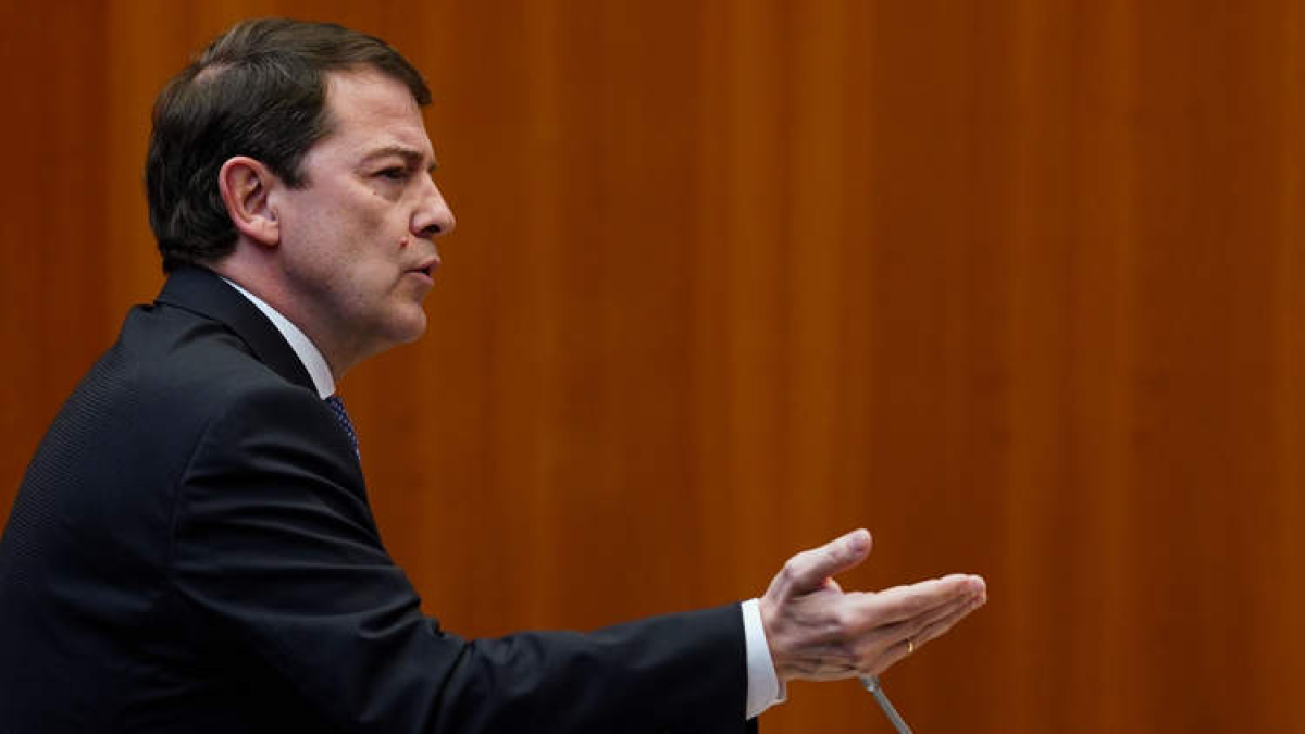 El presidente de la Junta, Alfonso Fernández Mañueco, ayer en el pleno de las Cortes.  NACHO GALLEGO