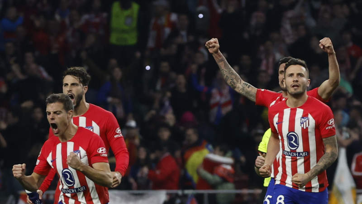 Los jugadores del Atlético de Madrid celebran el pase a los cuartos de final tras la tanda de penaltis. J. MARTÍN