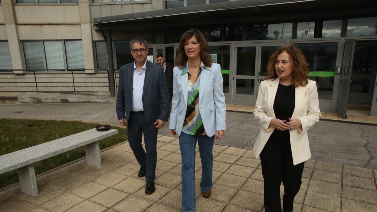 Nuria González, junto a Santiago Gutiérrez y Pilar Marqués.