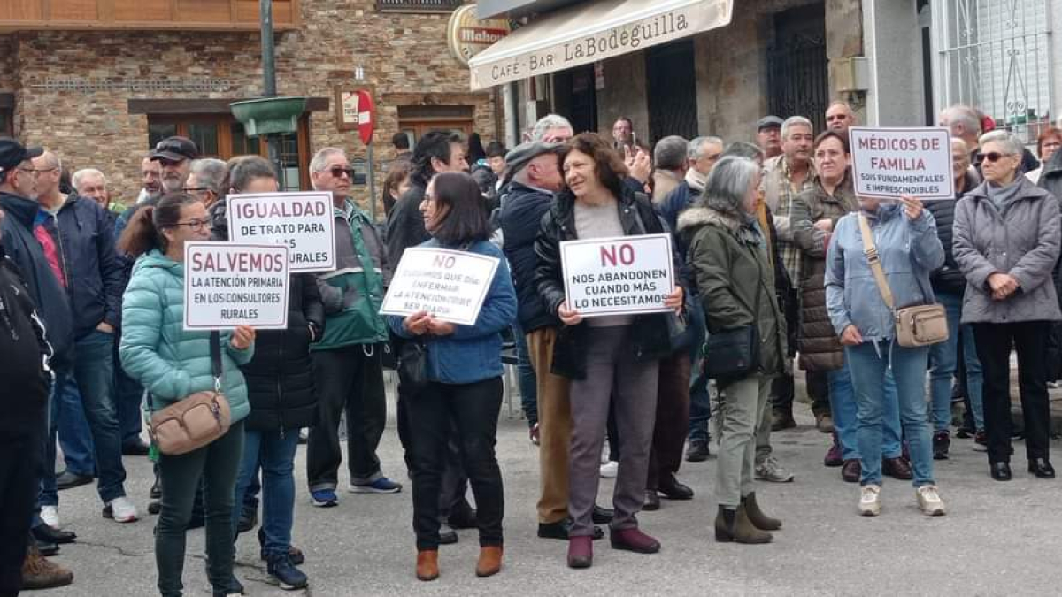 Vecinos concentrados frente al consultorio de Lillo del Bierzo.