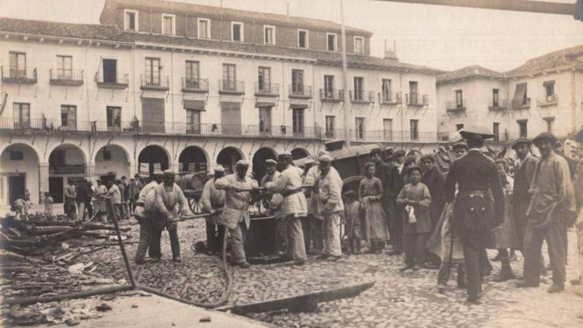 Imgen inéditas de los bomberos de León sofocando un incendio en la Plaza Mayor con una autobomba tirada por mulas.  TODOCOLECCION