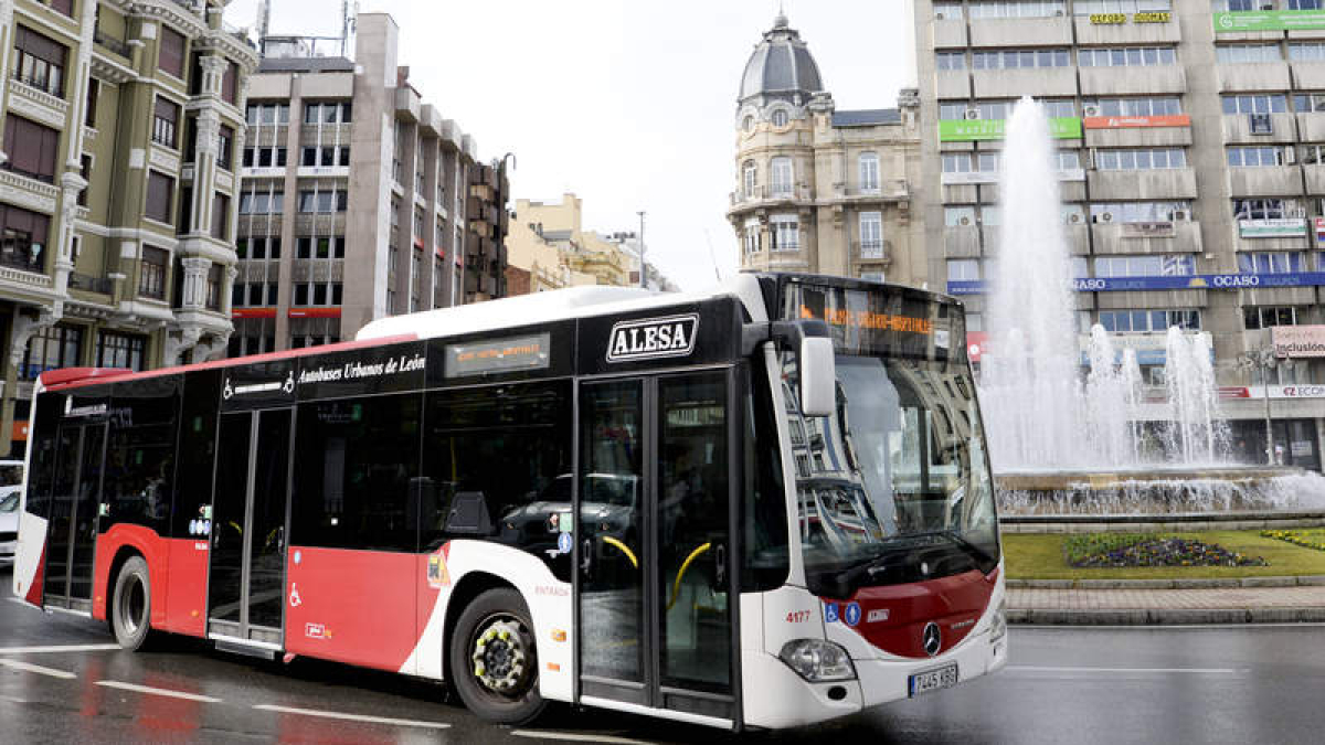 Los autobuses urbanos e interurbanos se acumulan en Santo Domingo.  MARÍA FUENTES