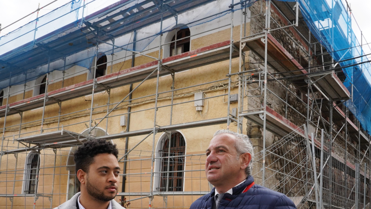 El alcalde de Villafranca, Anderson Batista, con el delegado del Gobierno, Nicanor Sen, durante su visita a varios proyectos que desarrolla el Gobierno en la localidad.
