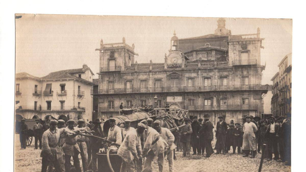 Los bomberos de León sofocando un incendio en la Plaza Mayor con una autobomba tirada por mulas.