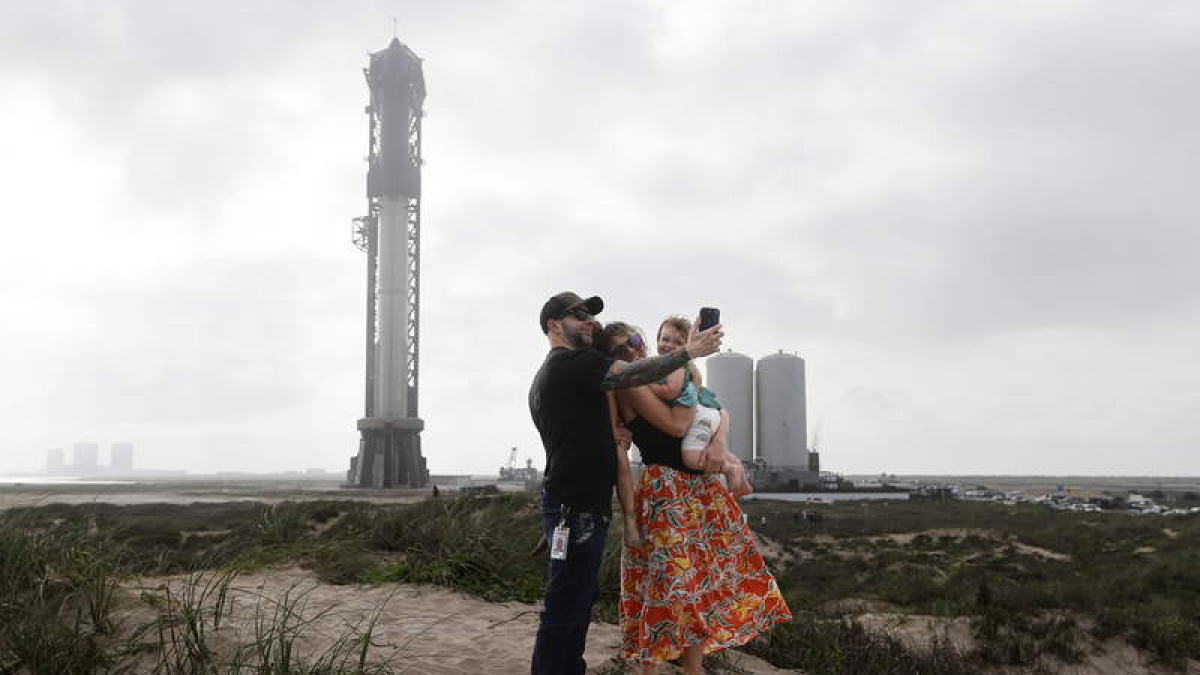 Una familia se toma una foto con la nave de fondo. ADAM DAVIS