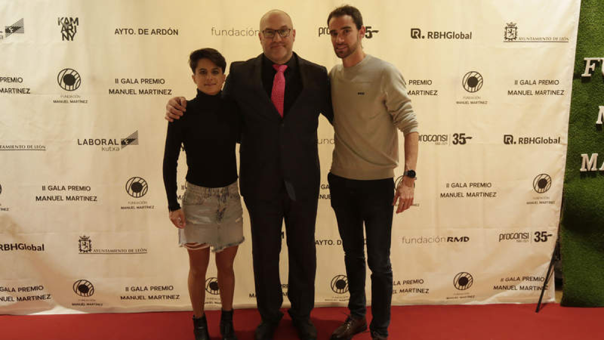 Manuel Martínez escoltado por María Pérez y Álvaro Martín. FERNANDO OTERO