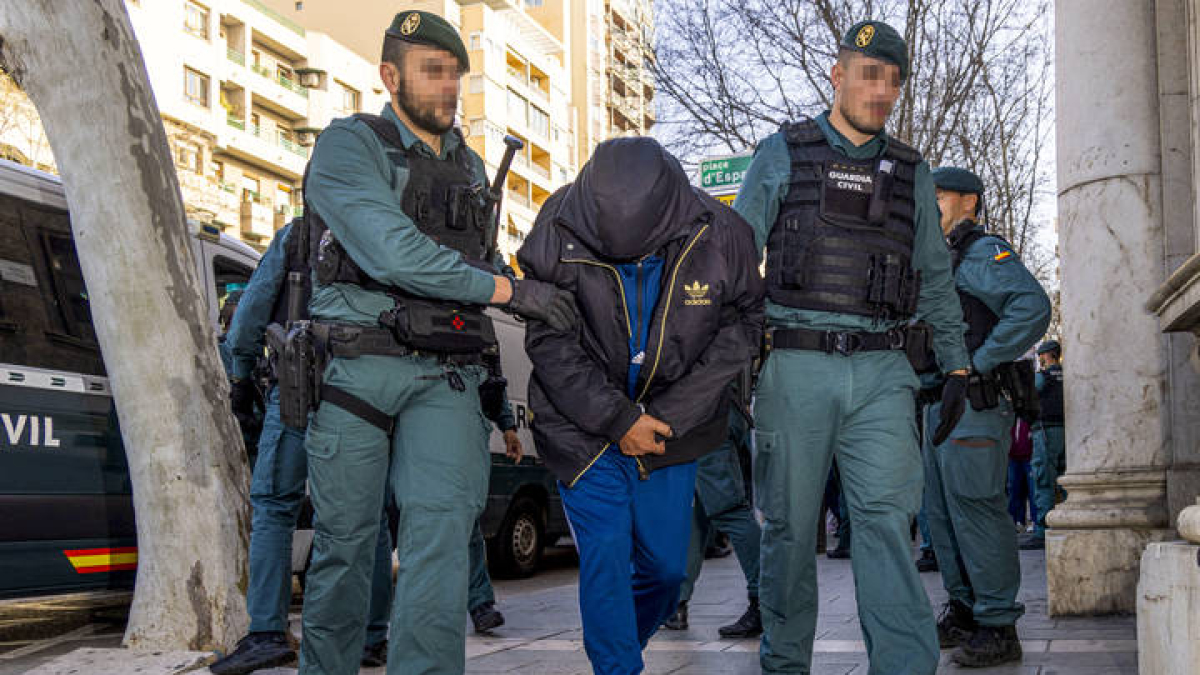 Joaquín Fernández 'el prestamista', quien se hizo popular por su participación en el programa de televisión 'Gipsy kings', es trasladado a los juzgados de instrucción de Palma, para pasar a disposición judicial tras su detención en el marco de la  operación Jaque Mate.