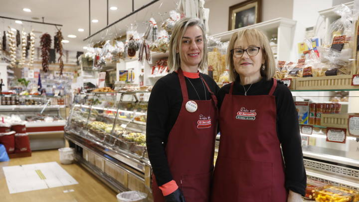 Laura Temperini y María Isabel Díez, trabajadoras en El Serranillo, en la tienda de La Inmaculada.