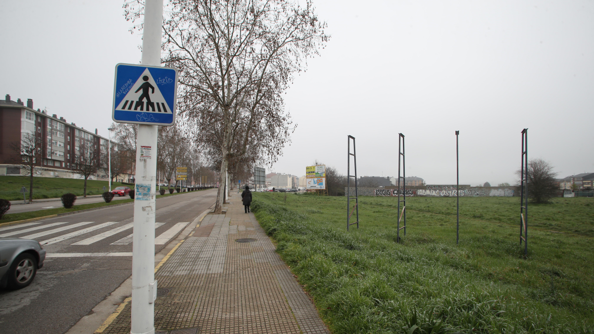 Terrenos que se pretende urbanizar y donde irá el nuevo centro de salud de Ponferrada.