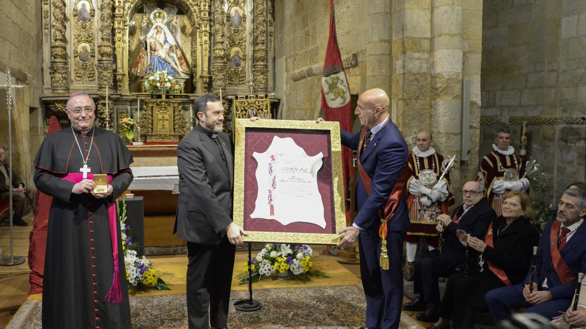 Entrega de la medalla de oro de la ciudad Nuestra Señora del Mercado.