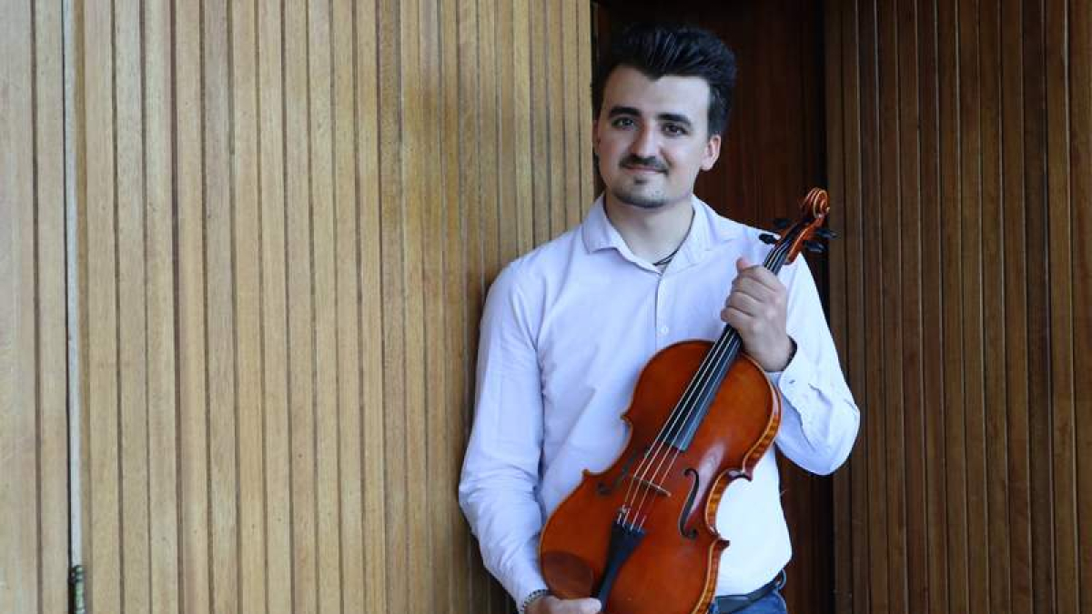 David Blanco es un violista y musicólogo leonés, afincado en Bélgica desde hace 3 años, donde estudia viola y ha tocado con algunas de las orquestas más importantes de Europa. MEREL DE COORDE