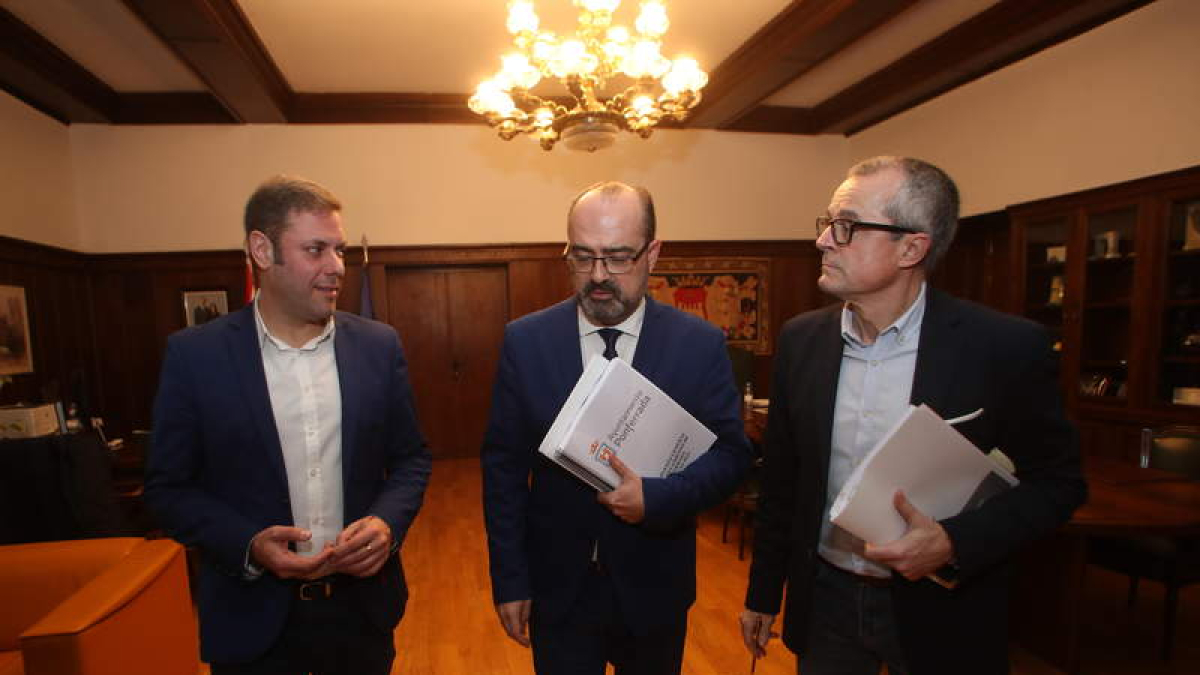 Luis Antonio Moreno (izquierda) en una imagen reciente con el alcalde Morala y su socio de gobierno Iván Alonso.