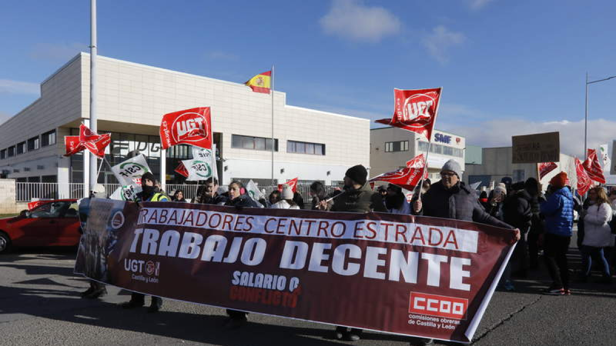 Los trabajadores del Centro Estrada durante una concentración de protesta.