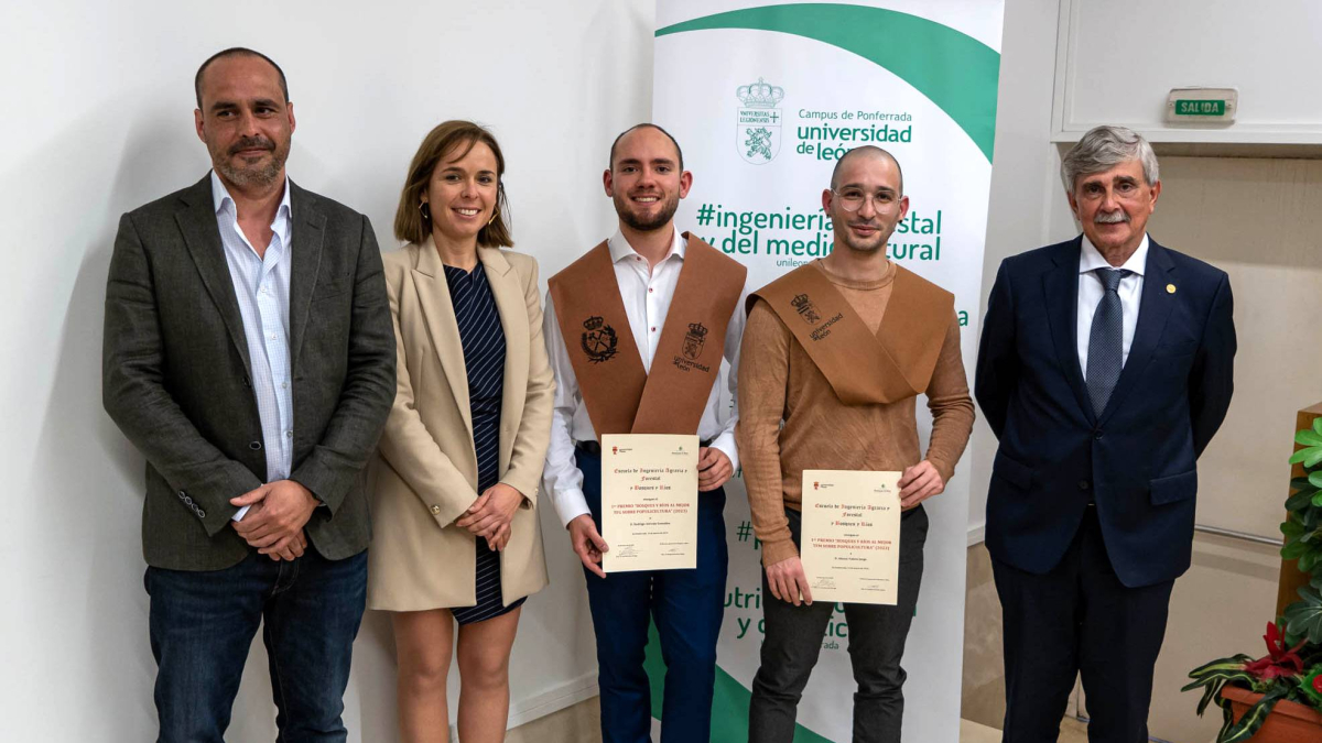 Los premiados en el acto, con el rector y otras autoridades.