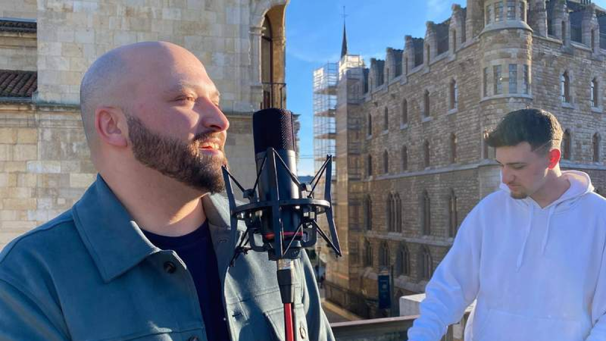 Dani Carrasco cantando desde la Muralla romana de León. DL