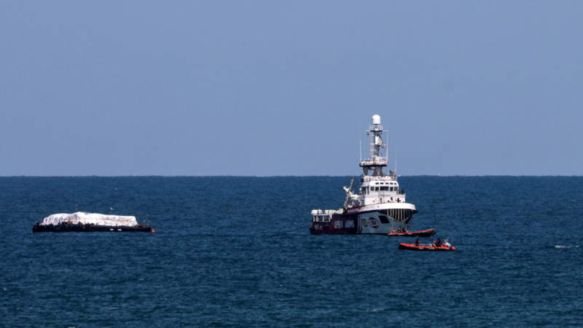 El buque de la ONG española Open Arms a su llegada a Gaza.  MOHAMMED SABER