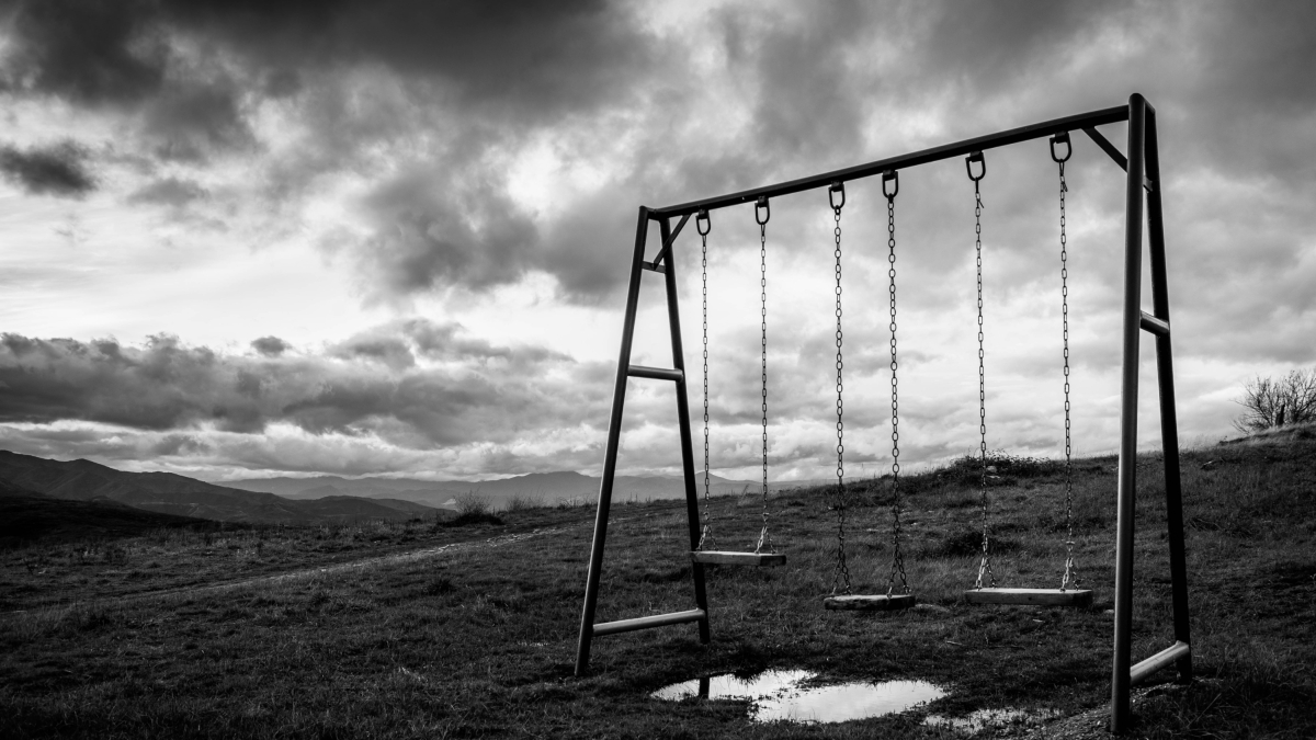 Columpios sin niños en una de las imágenes del libro 'El Bierzo en silencio'.