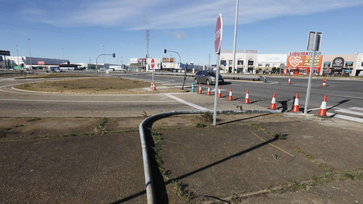 El acceso de la N-120 a Trobajo, cortado desde hace más de tres meses. RAMIRO