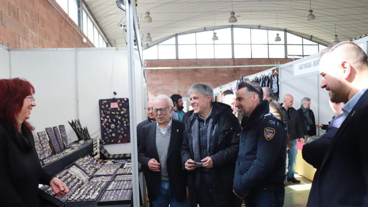 Las autoridades realizaron un recorrido por los stands. CAMPOS