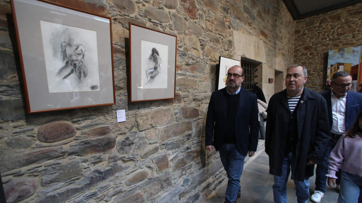Marco Morala, con Luis Silva y Carlos Cortina, en el patio del Museo del Bierzo. L. DE LA MATA