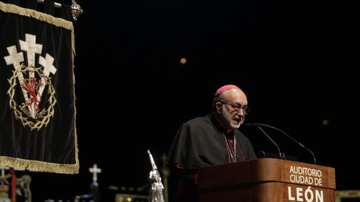 Un momento de la intervención de Jesús Sanz ante un auditorio lleno de gente.  FERNANDO OTERO