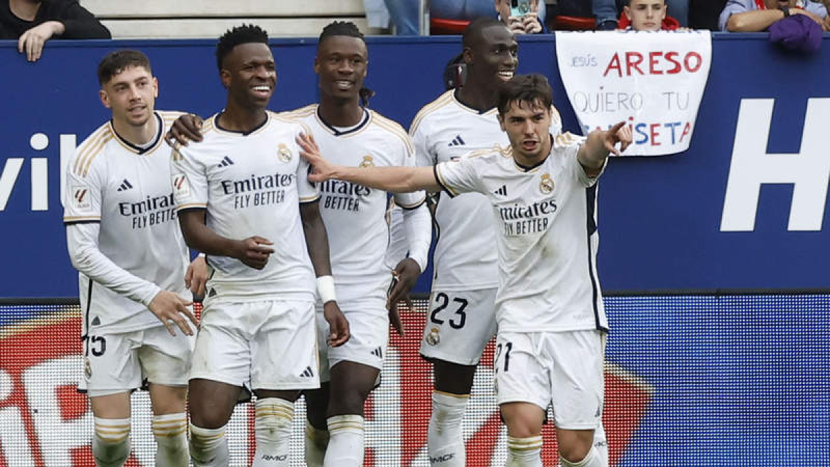 Vinicius, autor de dos de los goles del Real Madrid, es felicitado por sus compañeros. VILLAR LÓPEZ