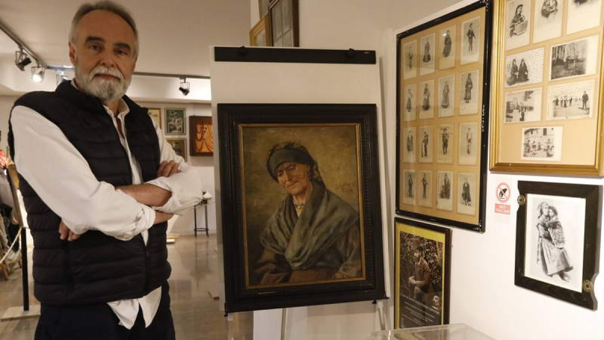 Dos de los cuadros del Museo Municipal de las Tierras Leonesas. RAMIRO
