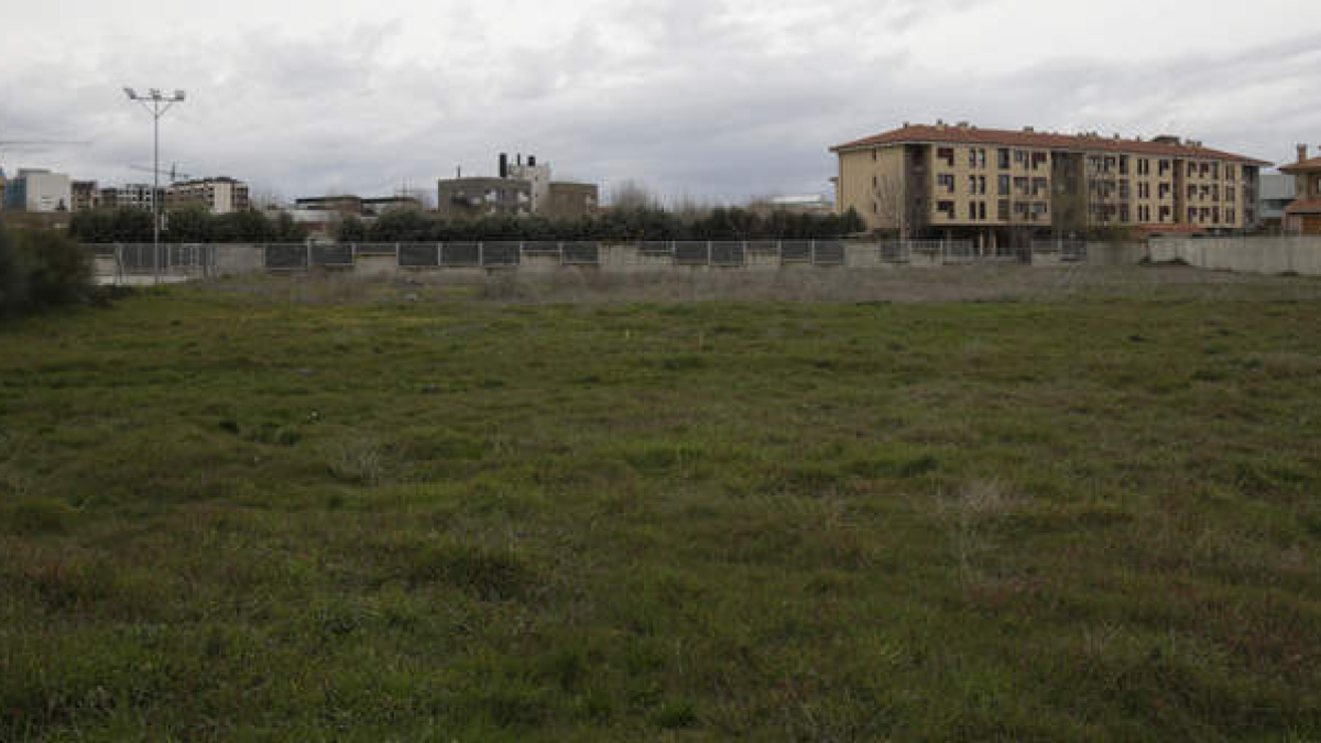 Parcela en la que se levantará la nueva sede del Centro de Supercomputación de Castilla y León, en la calle Gaspar Morocho. FERNANDO OTERO