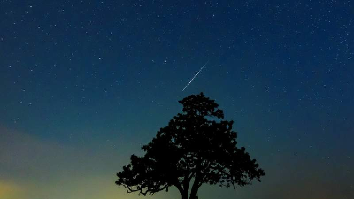 Un meteorito de las Perseidas en una foto de archivo.  PETER KOMKA