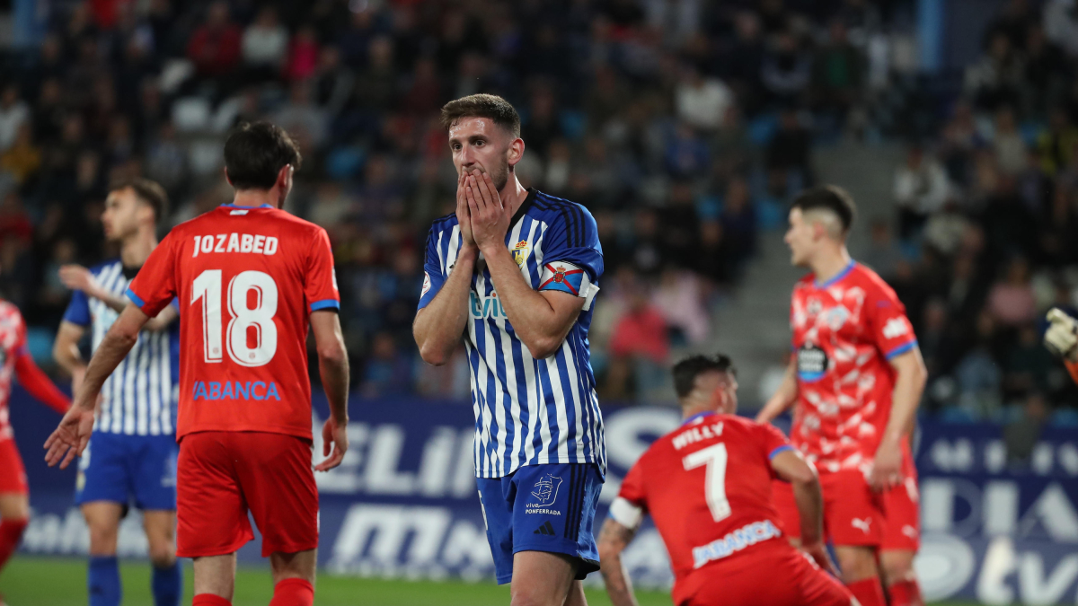 Un momento del encuentro del SD Ponferradina al CD Lugo, disputado en el estadio de El Toralin en Ponferrada.