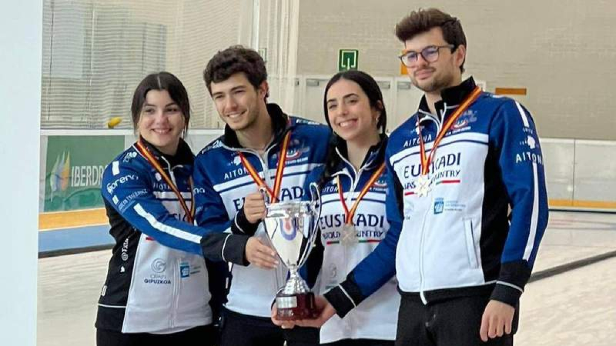 Eduardo de Paz (segundo por la izquierda) junto a María Gómez, Daniela García y Luis Gómez. DL