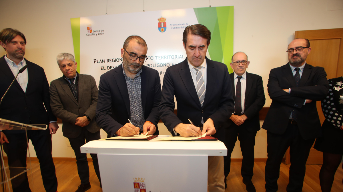 El alcalde de Cubillos del Sil y el consejero de Medio Ambiente, Vivienda y Ordenación del Territorio firmaron el protocolo para la ampliación de El Bayo