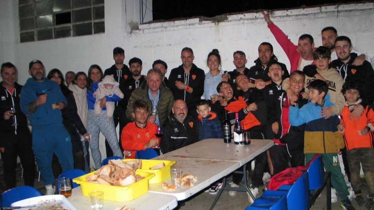 Plantilla, familia y directivos del CD Toreno celebraron en El Campón el liderato del equipo. M. MACÍAS