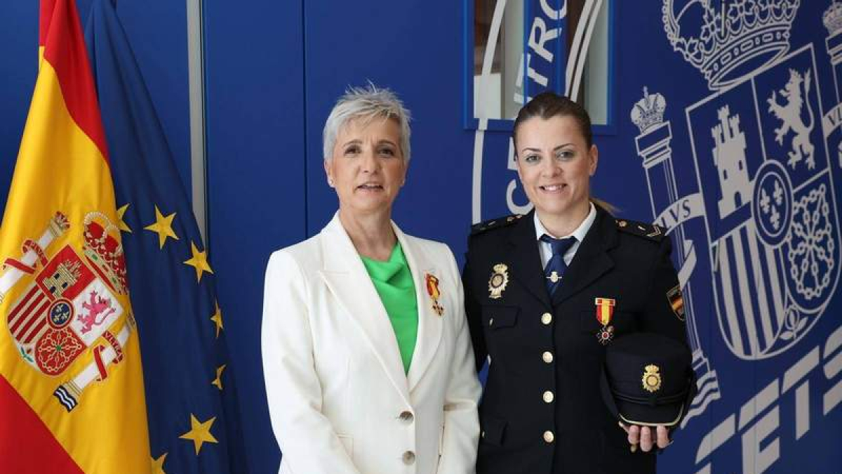 Lola Rebollo y Laura Estrada con la Medalla de Ciberdefensa de Petec. firma