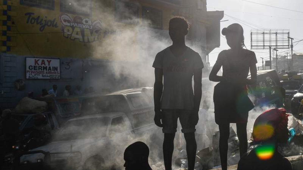 Varias personas observan los cuerpos sin vida en la calle en Haití.  JOHNSON SABIN