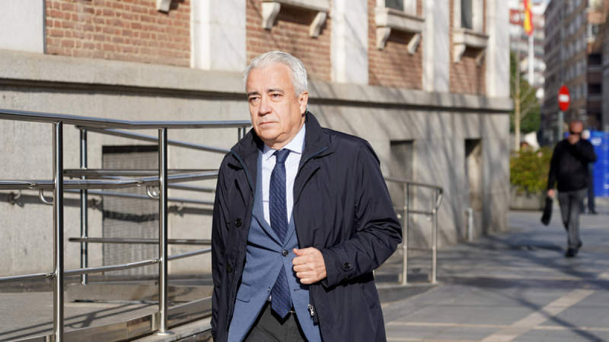 El que fue viceconsejero de Empleo de la Junta, Mariano Gredilla, a su llegada a la sesión por el Juicio de la Perla Negra.  LETICIA PÉREZ