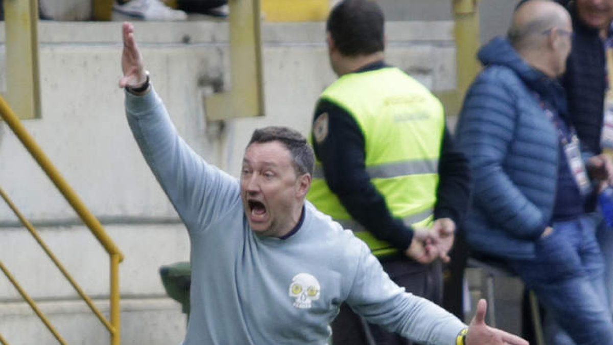 Raúl Llona da órdenes a los jugadores en un lance del partido ante el Celta Fortuna. FERNANDO OTERO