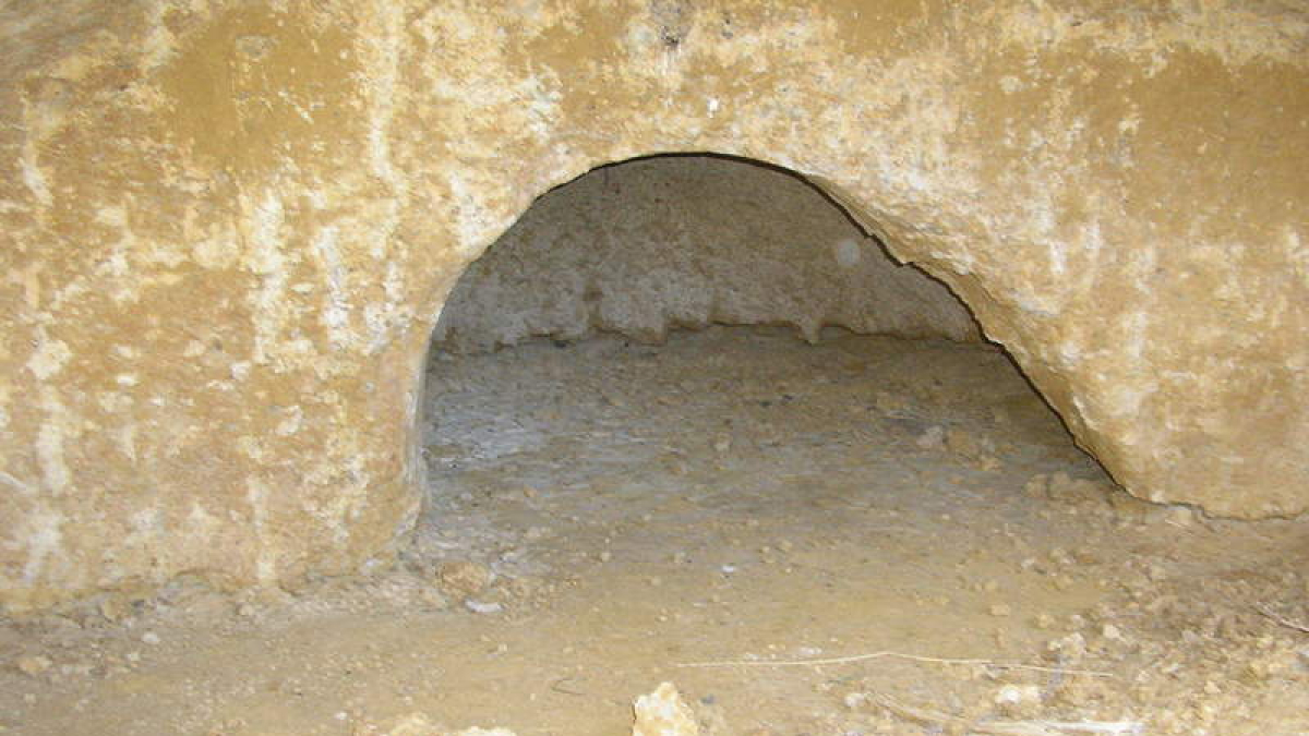 Interior de la cueva de San Martín, la única iglesia excavada que se conserva en León.  VANESSA JIMENO