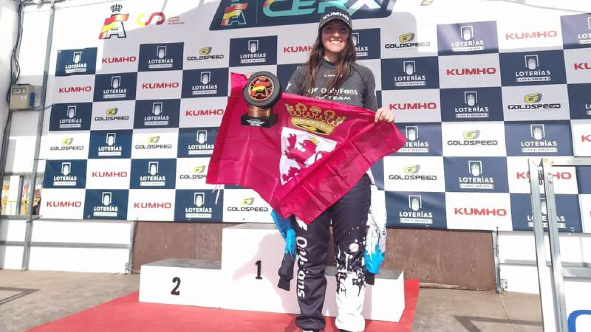 Alba Sánchez, con su trofeo como tercera en el Rallycross de Portugal y con la bandera de León. DL