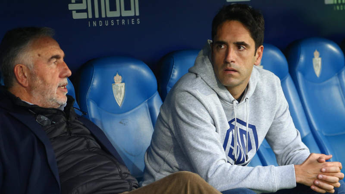 El presidente de la Deportiva, José Silvano, junto al ya ex técnico del primer equipo blanquiazul.  LDLM