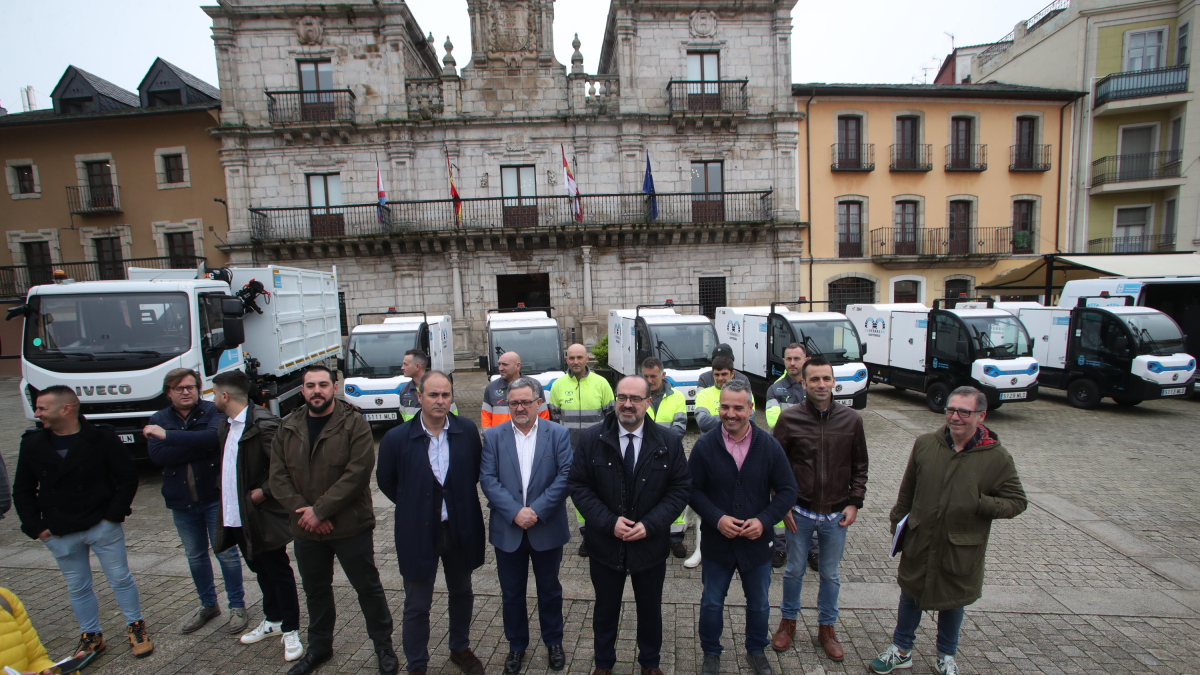 El alcalde de Ponferrada convarios concejales y responsables de limpieza, en la presentación.